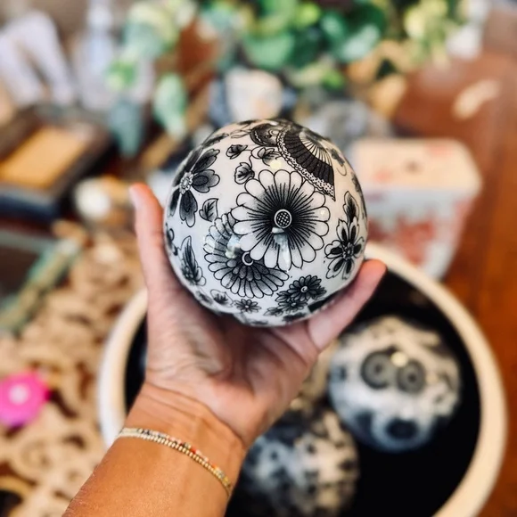 Elegant Chinoiserie Porcelain Ceramic Ball Black & White Carpet Balls Home Decor - Picture 6 of 16